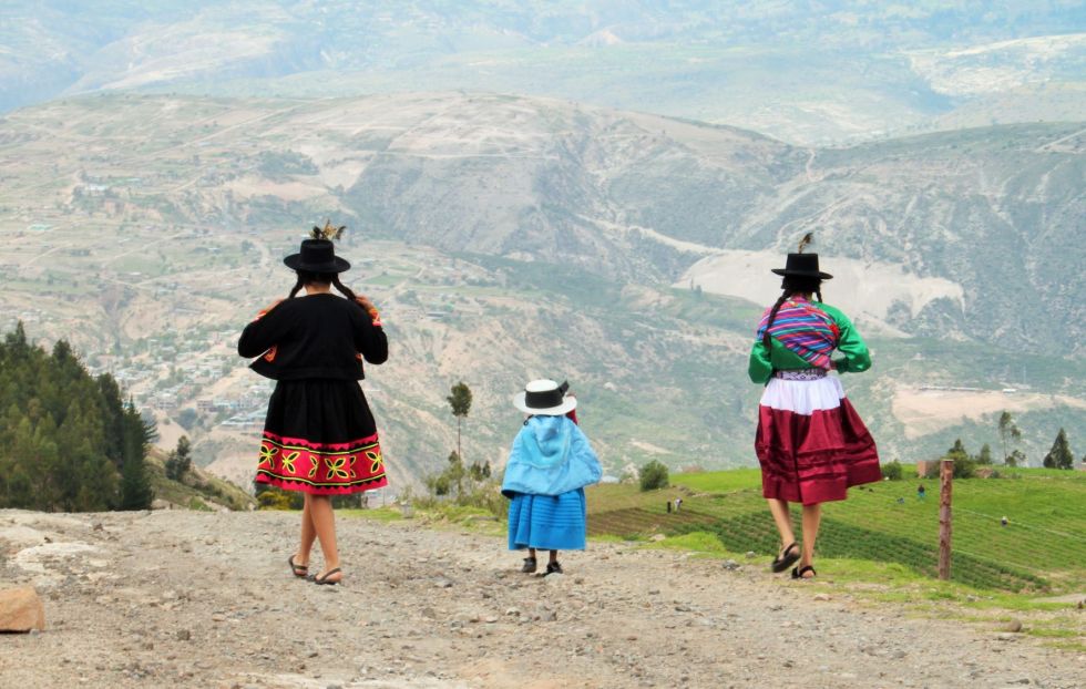 Potomkowie dawnych Inków w tradycyjnych strojach na andyjskim szlaku