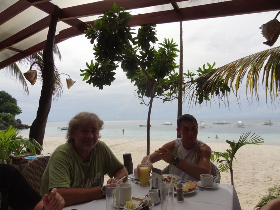 sniadanie w otoczeniu rajskiej plazy na Filipinach