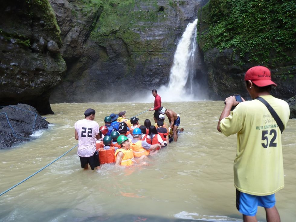 grupa turystow na filipinach