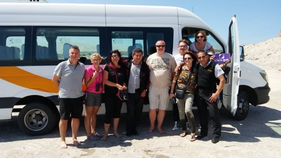 grupa turystow zwiedza peru i boliwie z biurem podrozy logos travel