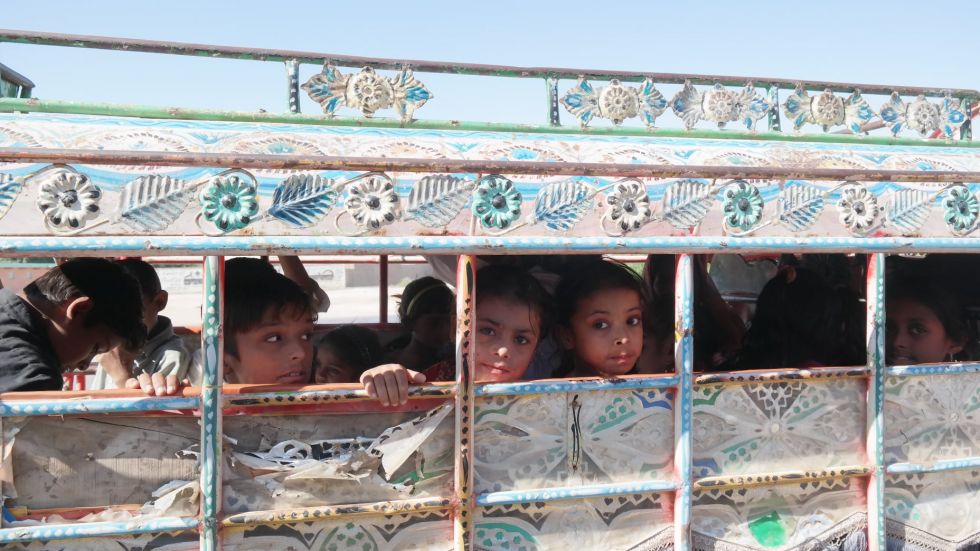 dzieci w pakistanskim autobusie