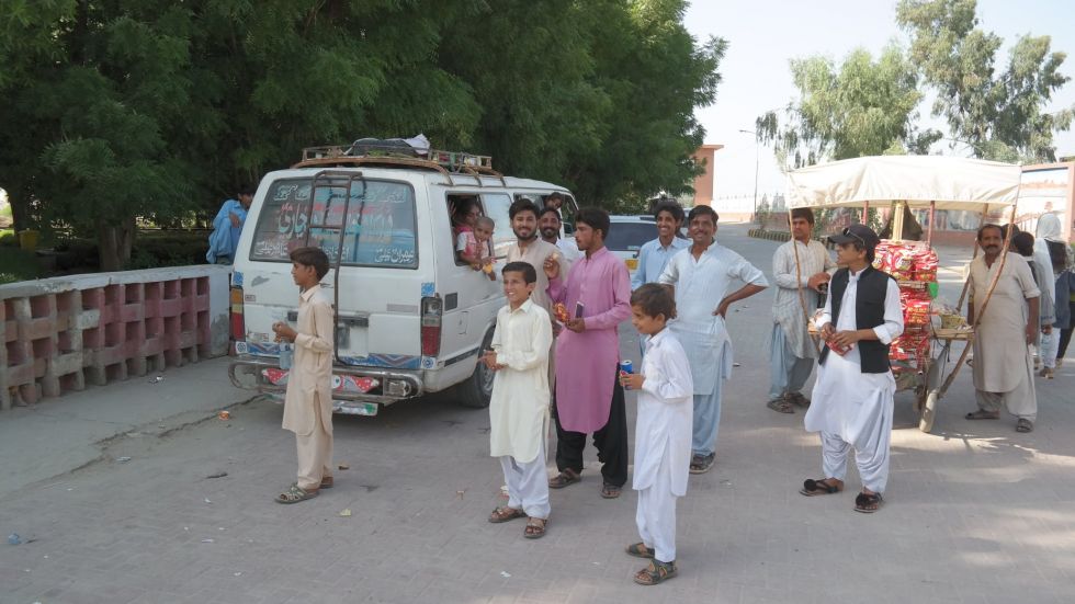 scena uliczna podczas wyprawy po pakistanie
