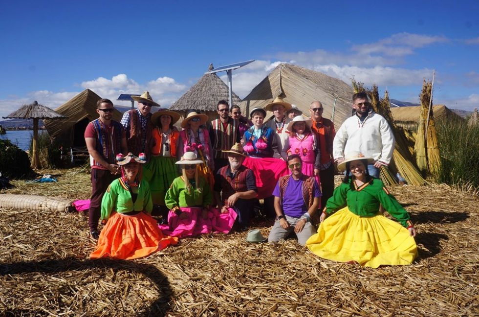 nasza grupa w wiosce boliwijskiej na wyspach uros