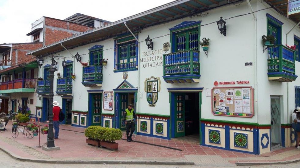 Kolorowe miasteczko Guatape w Kolumbii.