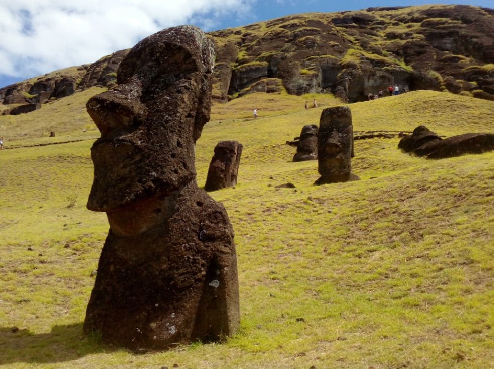 posagi moai na wyspie wielkanocnej 