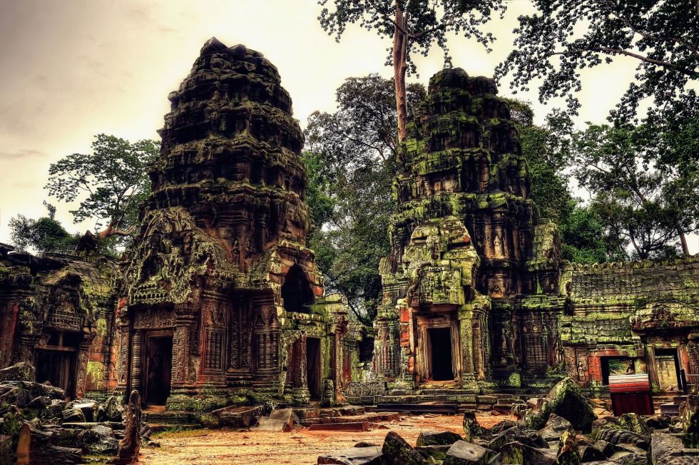 Angkor Thom - Kambodża na tle buddyjskiej świątyni.