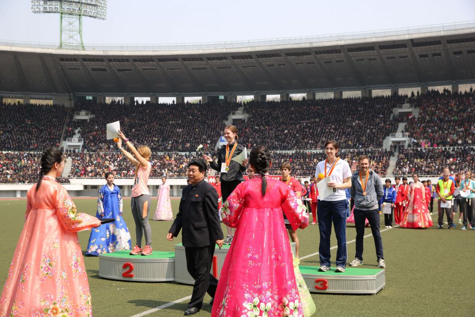 Ceremonia wręczenia medali na stadionie w Phenianie - Korea Północna.