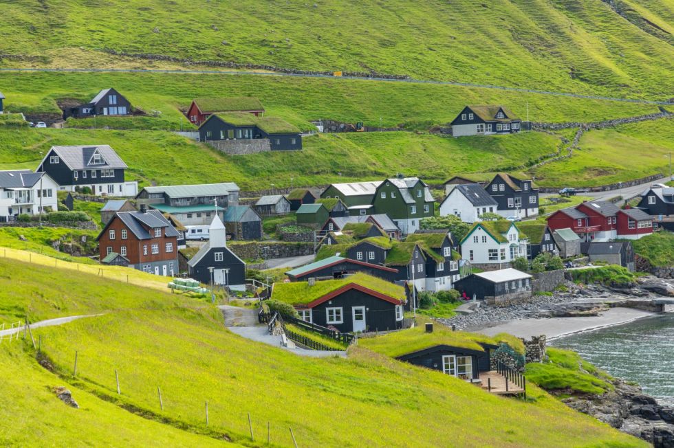 domki farerskie na dunskiej wyspie vagar lezacej w archipelagu wyspy owcze